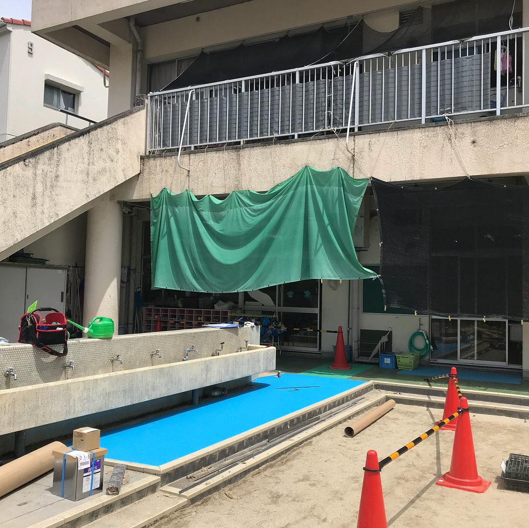 #床工事名古屋市保育園のプールサイド防滑シート貼り工事です。晴れて工事が出来て良かったです。